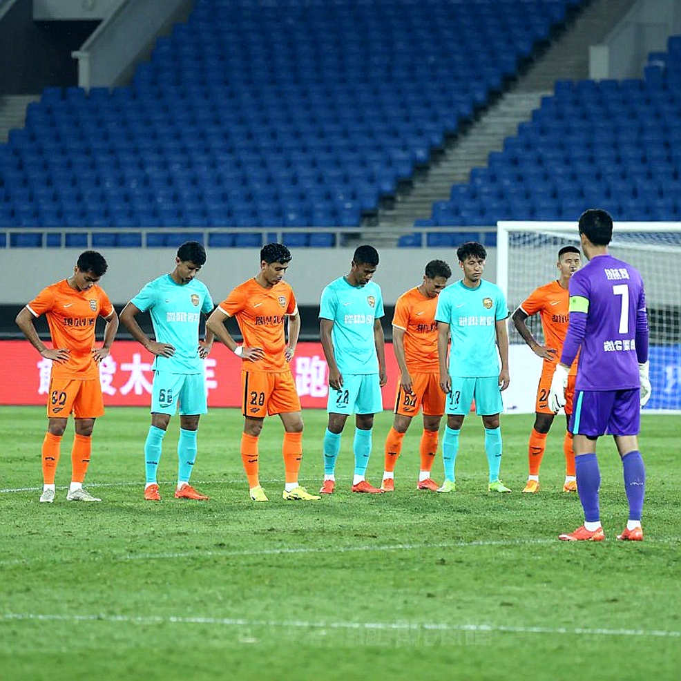 V-League và cú tắc bóng như một di sản: Khi nền văn hóa bóng đá bị dạy sai từ gốc
